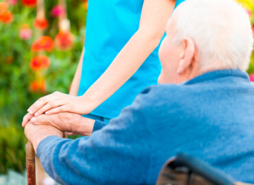 ¿En qué consiste el cuidado de personas mayores?