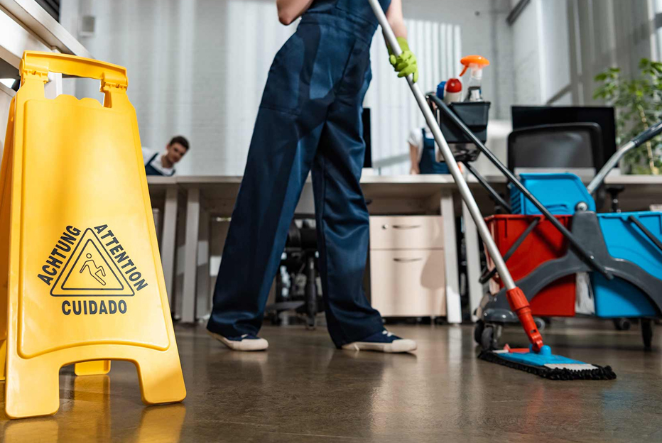 ¿Cómo limpiar los suelos de una oficina?