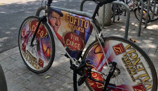 Cityflow y el Circo de Fofito pedalean juntos: magia circense cruza Valencia sobre dos ruedas