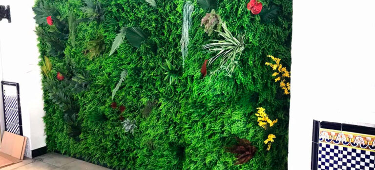 ¿Cuáles son las variedades florales que embellecen los jardines verticales artificiales?